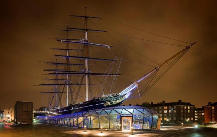 Black Pearl And Captain Sparrow London Eksteriør billede